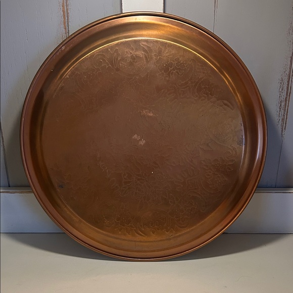 Vgt round etched copper serving tray. - Picture 4 of 5